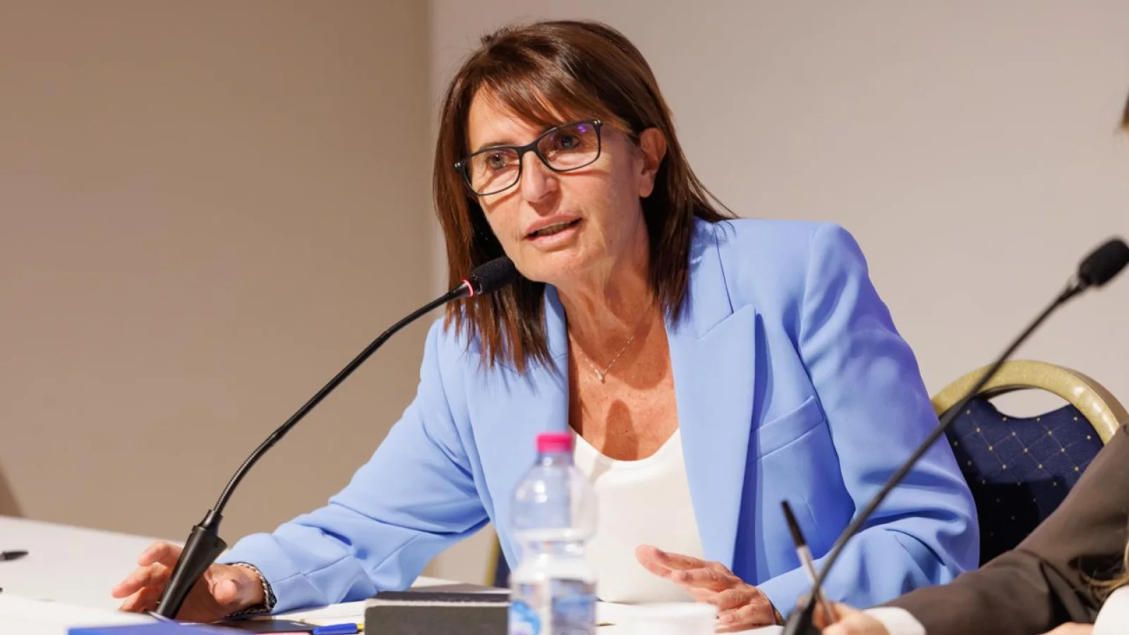 Daniela Ruffino durante un intervento pubblico al tavolo dei relatori